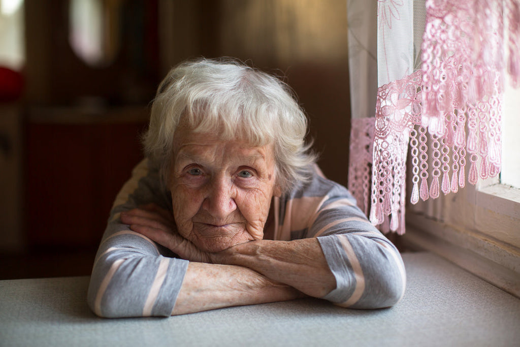 connection between dementia and bipolar disorder: photo of an elderly woman sitting in their home.